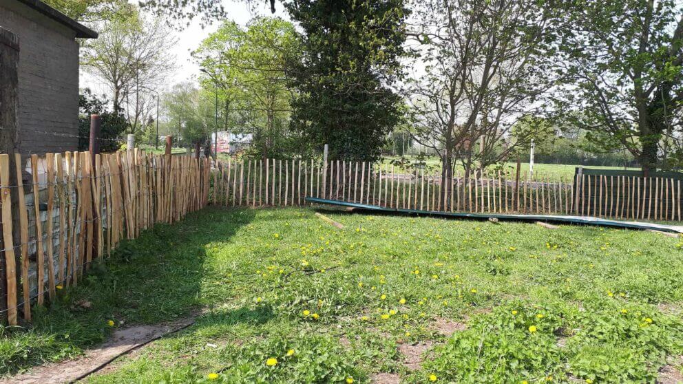 Clôture ganivielle française en bois de châtaignier de 100 cm de hauteur et avec un espacement de 10 cm. entre les lattes.