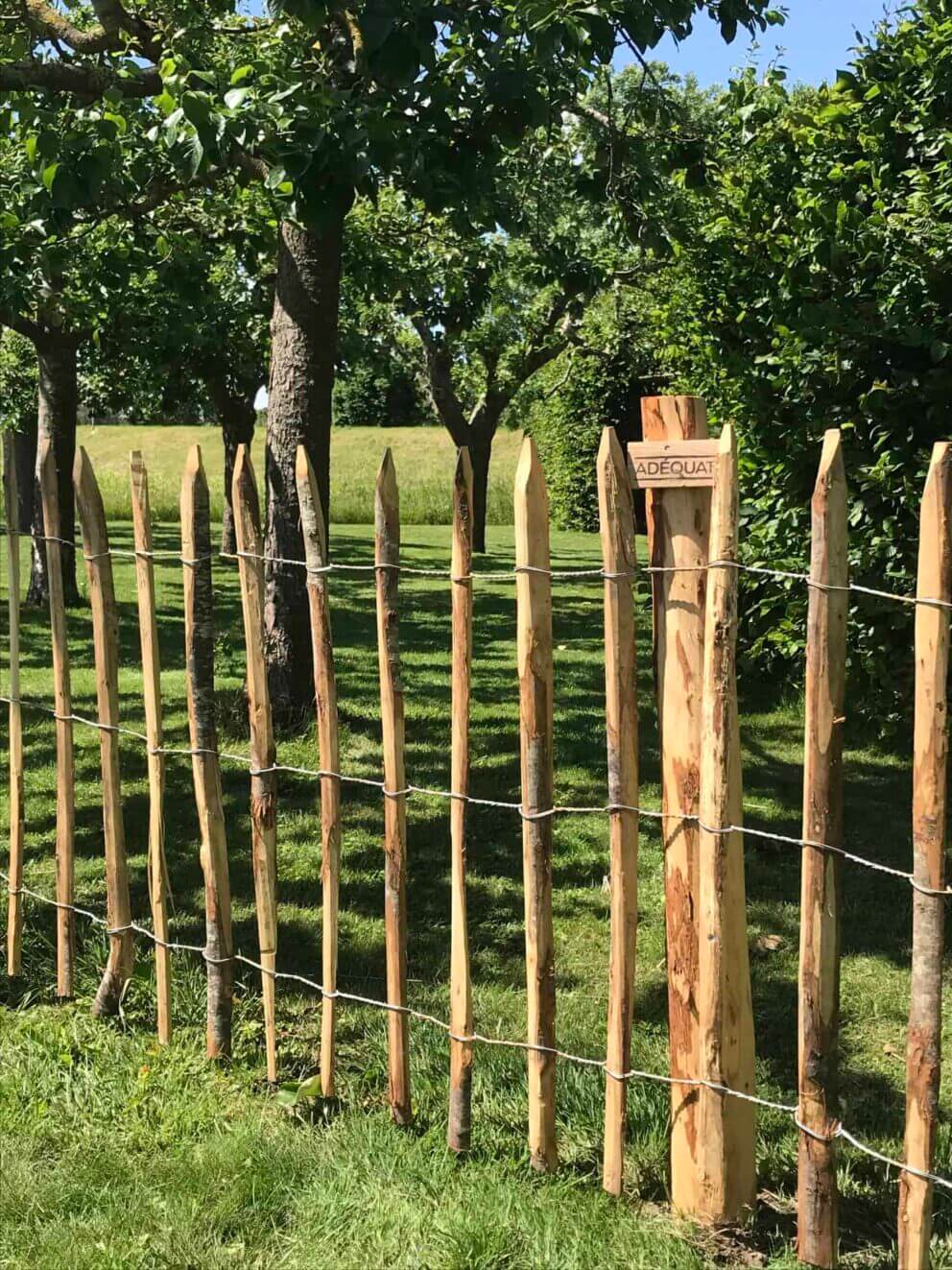 Clôture ganivielle française en bois de châtaignier de 100 cm de hauteur et avec un espacement de 10 cm. entre les lattes.