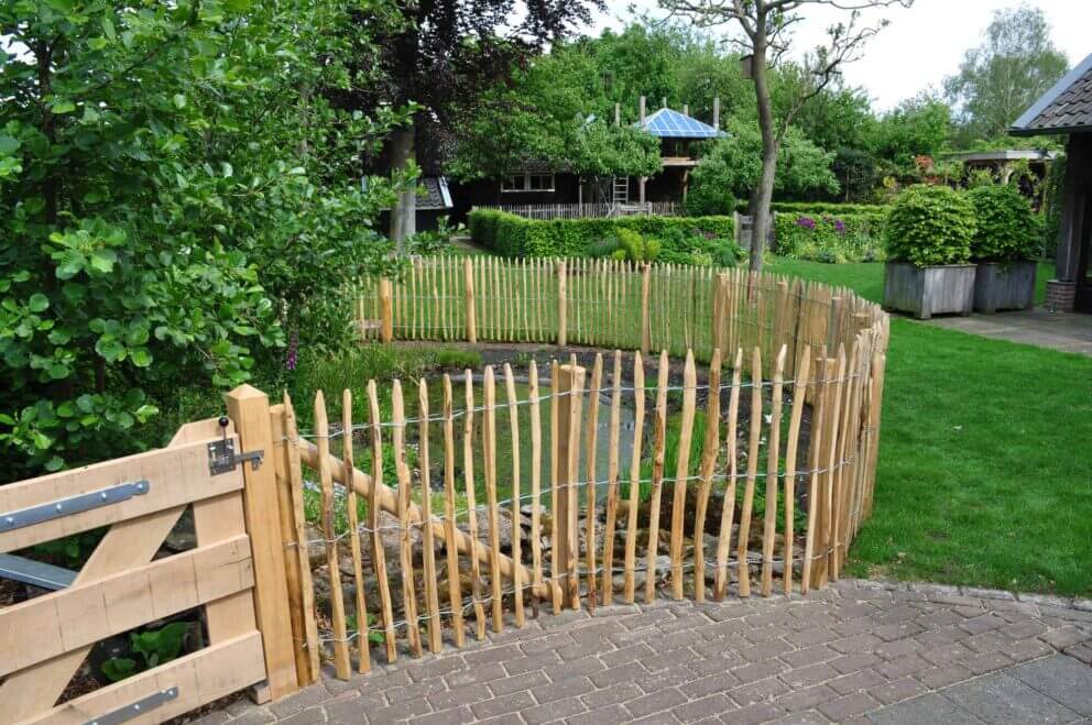 Clôture ganivielle française en bois de châtaignier de 100 cm de hauteur et avec un espacement de 4 cm. entre les lattes.