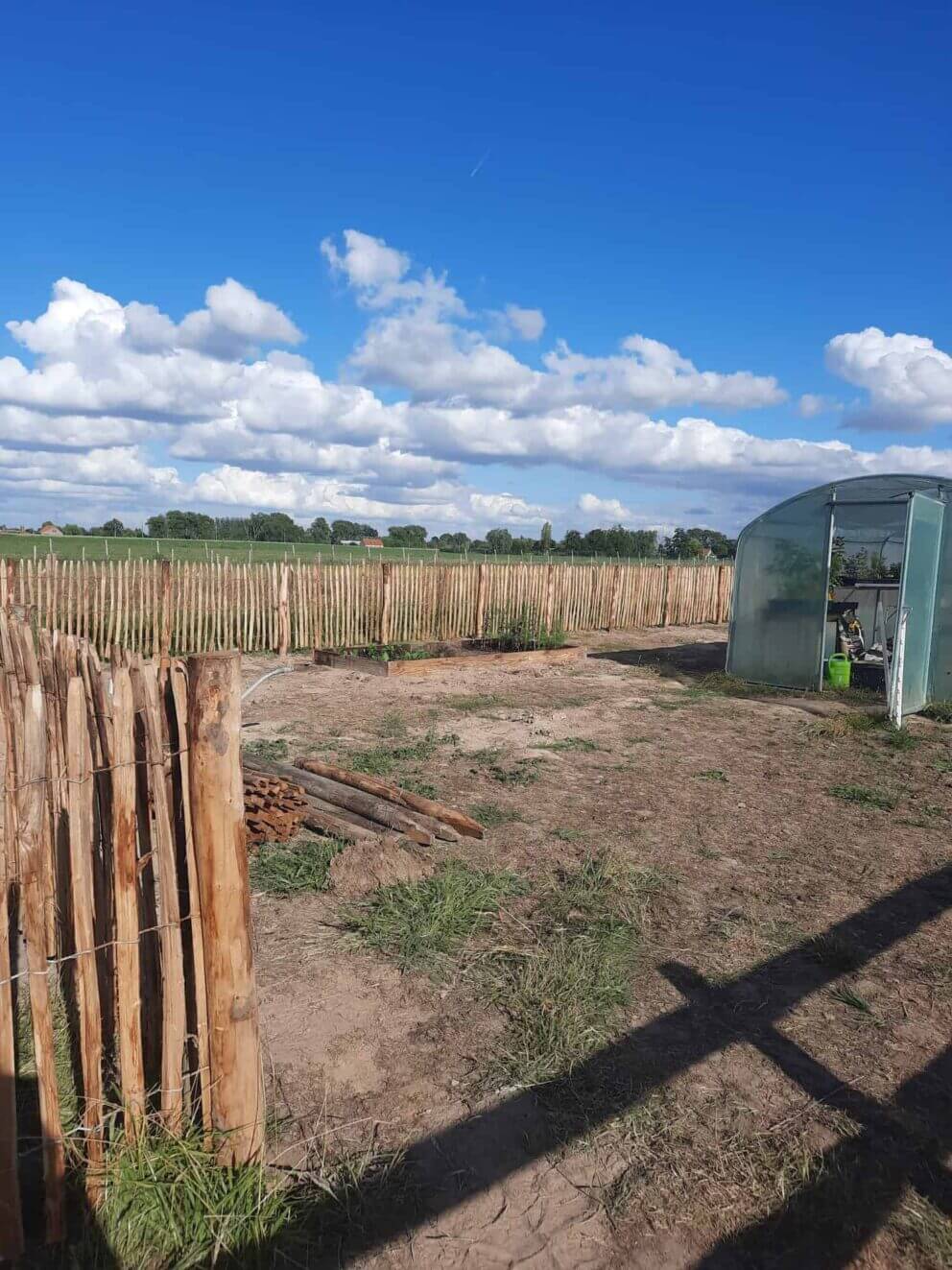 Clôture ganivielle française en bois de châtaignier de 100 cm de hauteur et avec un espacement de 4 cm. entre les lattes.