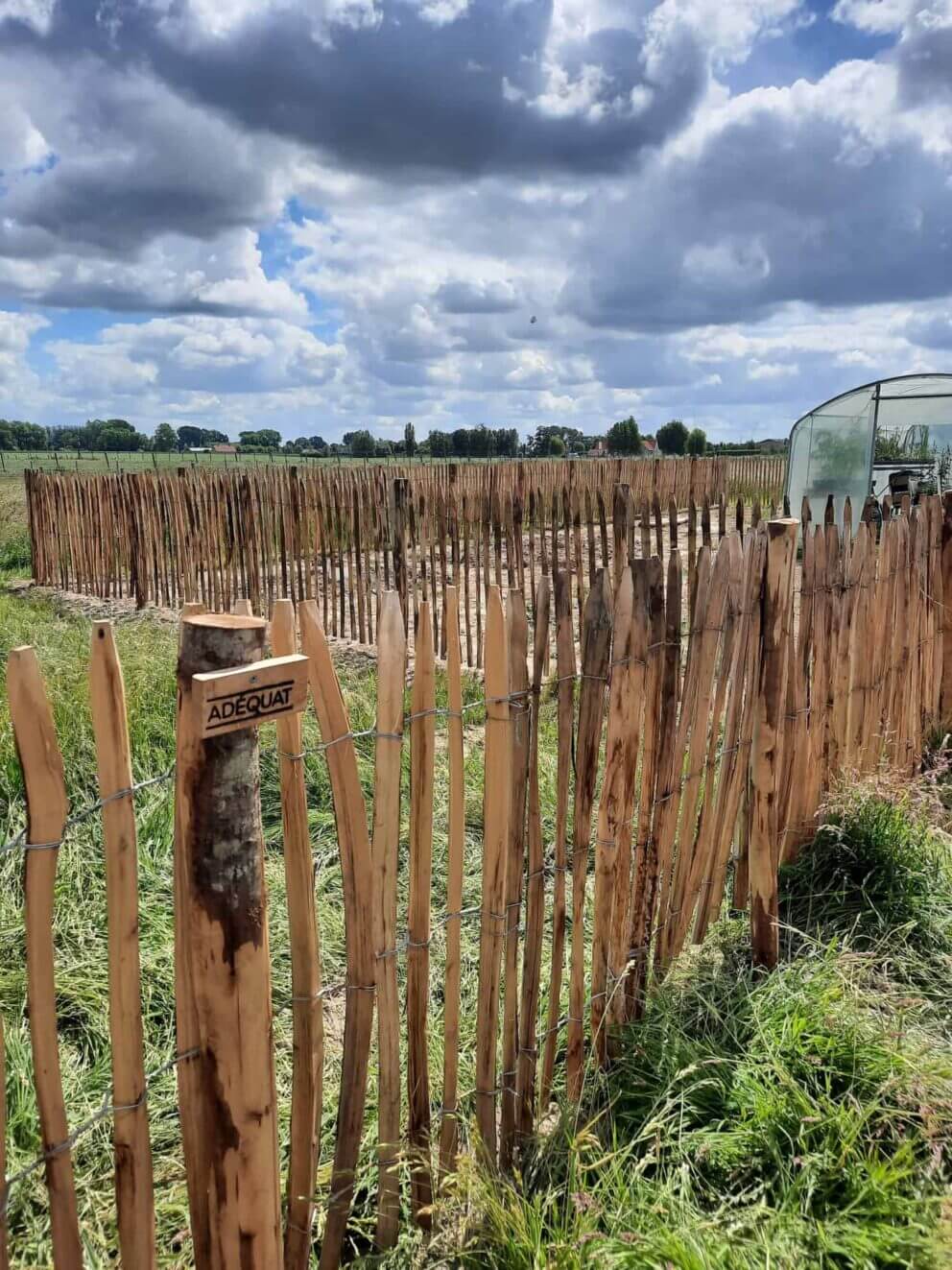 Clôture ganivielle française en bois de châtaignier de 100 cm de hauteur et avec un espacement de 4 cm. entre les lattes.