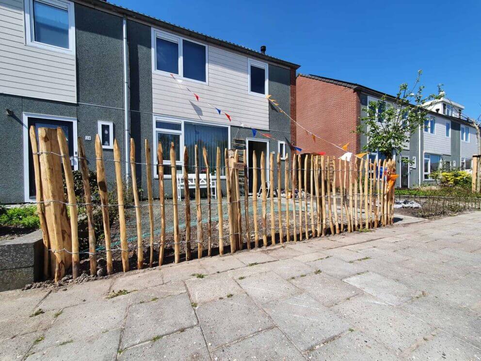 Clôture ganivielle française en bois de châtaignier de 100 cm de hauteur et avec un espacement de 6 cm. entre les lattes.