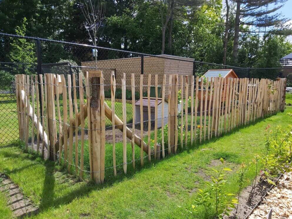 Clôture ganivielle française en bois de châtaignier de 120 cm de hauteur et avec un espacement de 10 cm. entre les lattes.