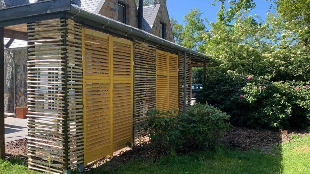 Clôture ganivielle française en bois de châtaignier de 120 cm de hauteur et avec un espacement de 2 cm. entre les lattes.