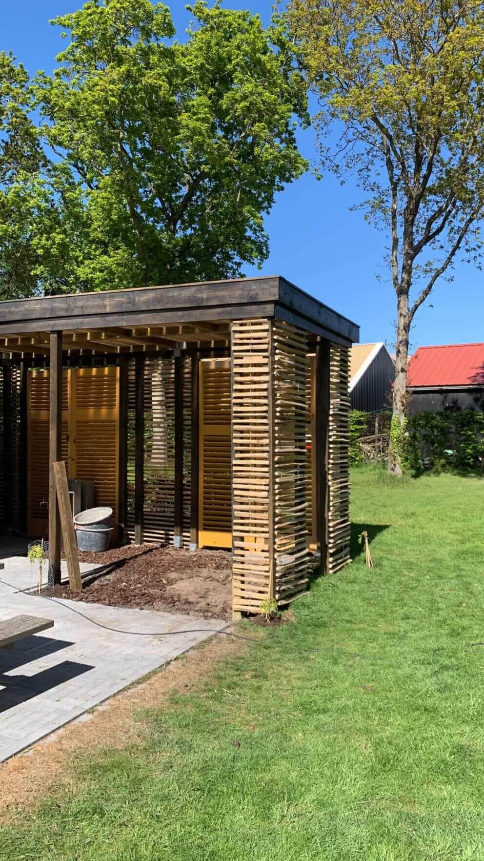 Clôture ganivielle française en bois de châtaignier de 120 cm de hauteur et avec un espacement de 2 cm. entre les lattes.