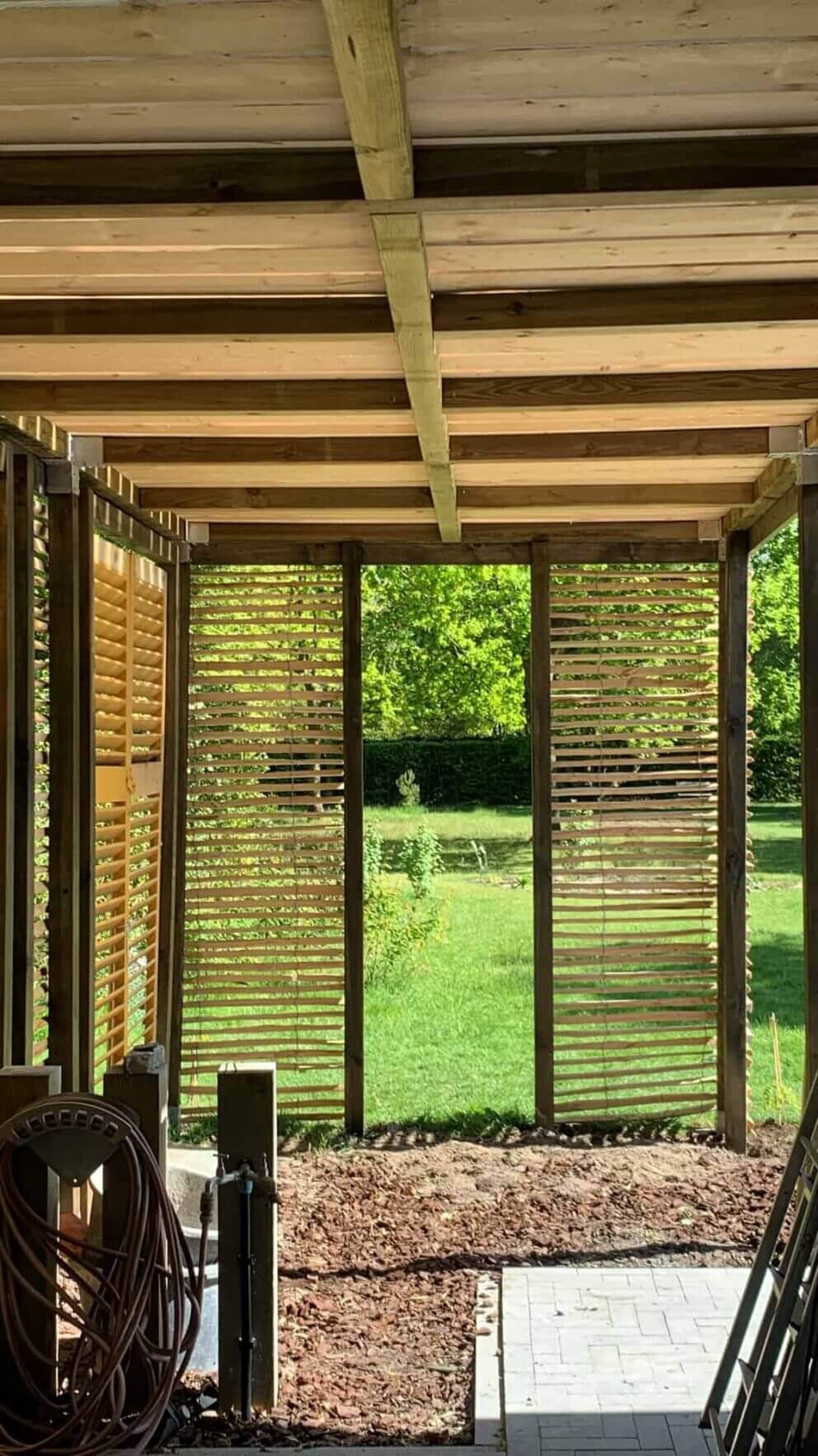 Clôture ganivielle française en bois de châtaignier de 120 cm de hauteur et avec un espacement de 2 cm. entre les lattes.