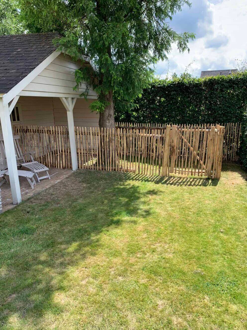 Clôture ganivielle française en bois de châtaignier de 120 cm de hauteur et avec un espacement de 4 cm. entre les lattes.