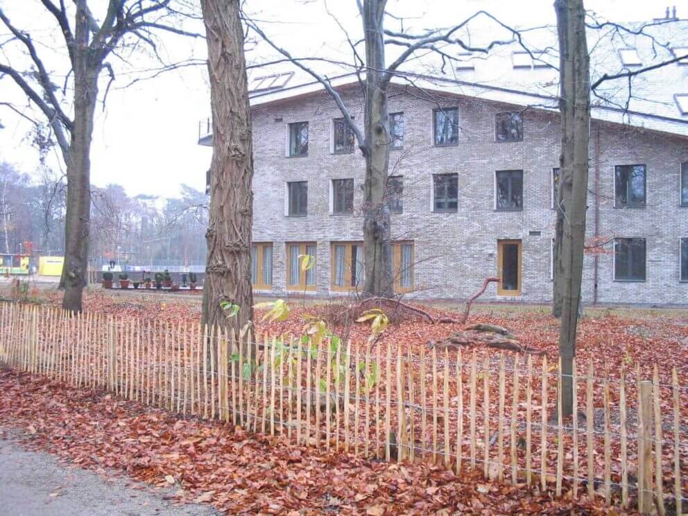 Clôture ganivielle française en bois de châtaignier de 100 cm de hauteur et avec un espacement de 8 cm. entre les lattes.