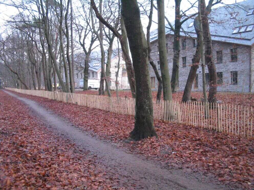 Clôture ganivielle française en bois de châtaignier de 100 cm de hauteur et avec un espacement de 8 cm. entre les lattes.