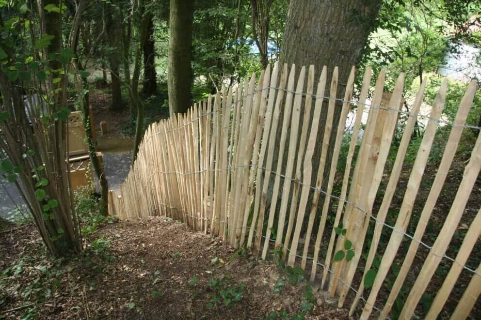 Clôture ganivielle française en bois de châtaignier de 120 cm de hauteur et avec un espacement de 4 cm. entre les lattes.