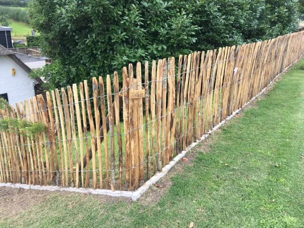 Clôture ganivielle française en bois de châtaignier de 100 cm de hauteur et avec un espacement de 4 cm. entre les lattes.