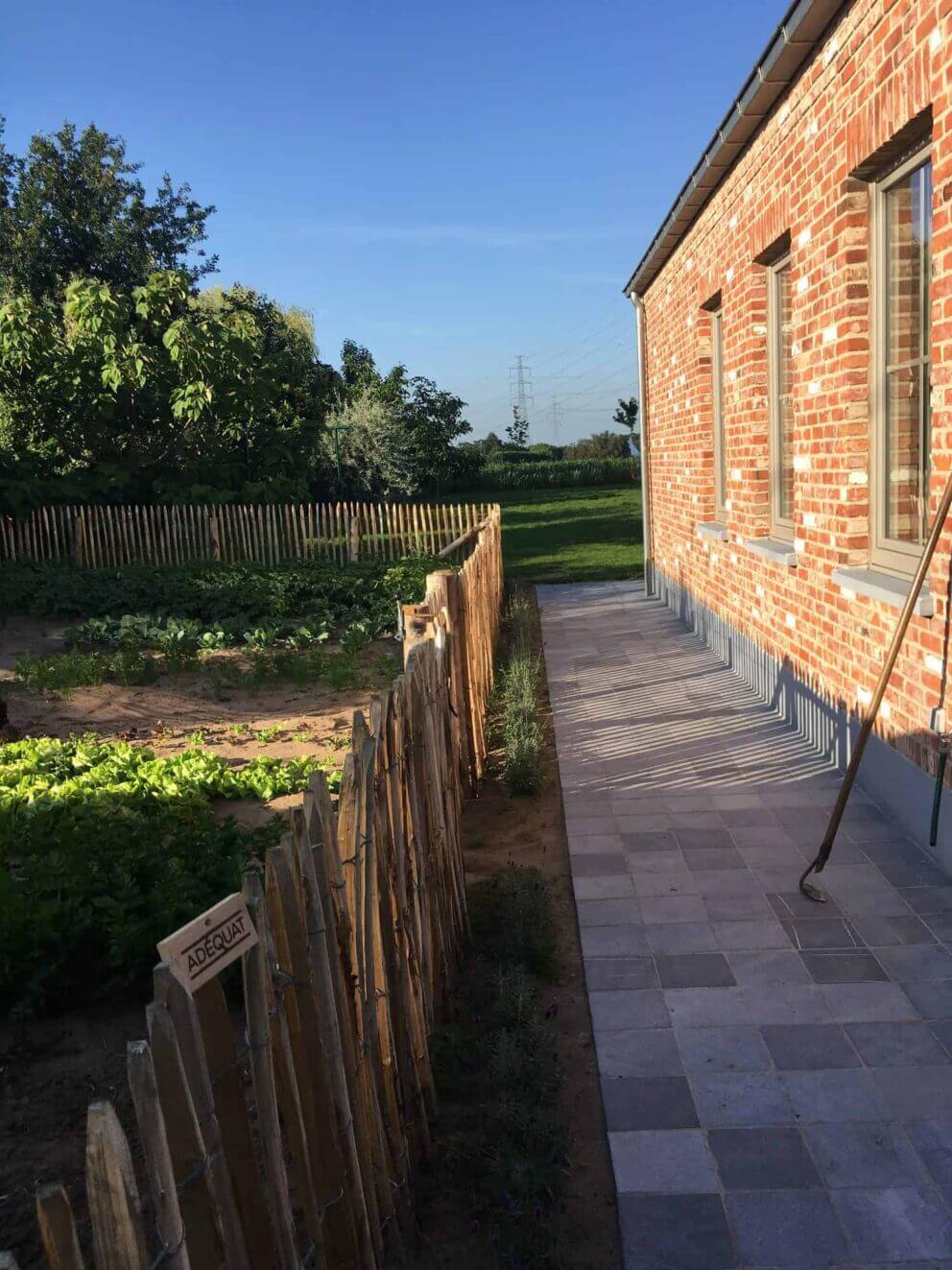 Clôture ganivielle française en bois de châtaignier de 100 cm de hauteur et avec un espacement de 4 cm. entre les lattes. Clôture autour du potager.