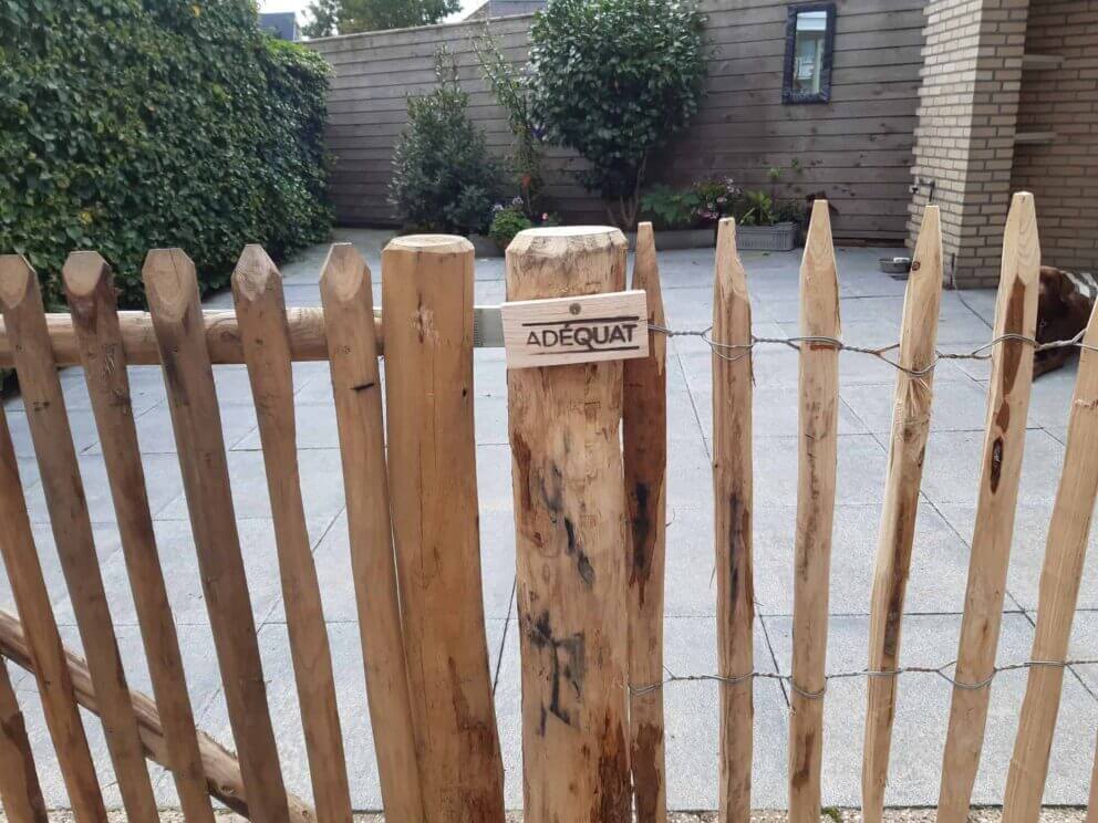 Clôture ganivielle française en bois de châtaignier de 100 cm de hauteur et avec un espacement de 4 cm. entre les lattes.