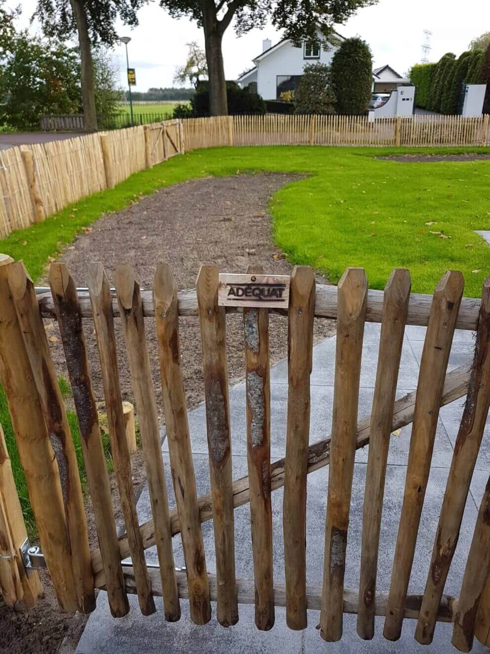 Clôture ganivielle française en bois de châtaignier de 100 cm de hauteur et avec un espacement de 4 cm. entre les lattes.