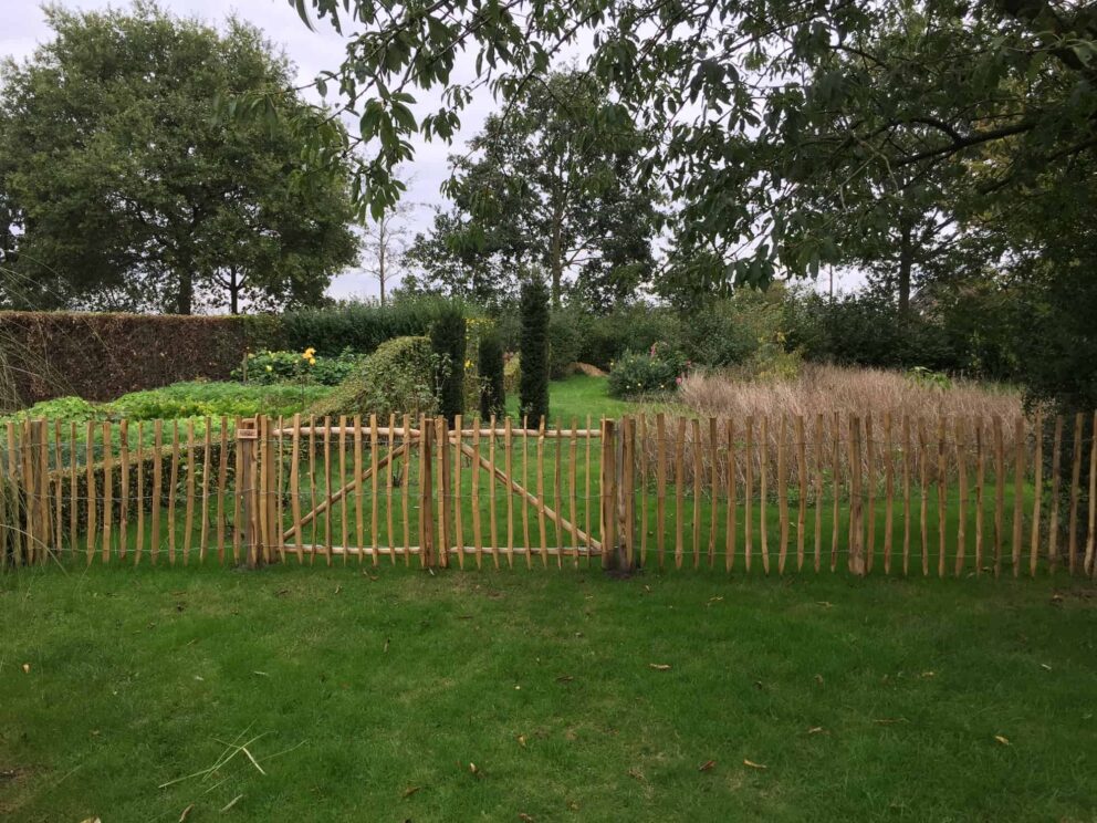 Clôture ganivielle française en bois de châtaignier de 100 cm de hauteur et avec un espacement de 6 cm. entre les lattes. Avec portail cadre ganivelle châtaignier double 100 cm hauteur.
