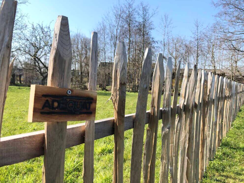 Clôture ganivielle française en bois de châtaignier de 100 cm de hauteur et avec un espacement de 8 cm. entre les lattes.