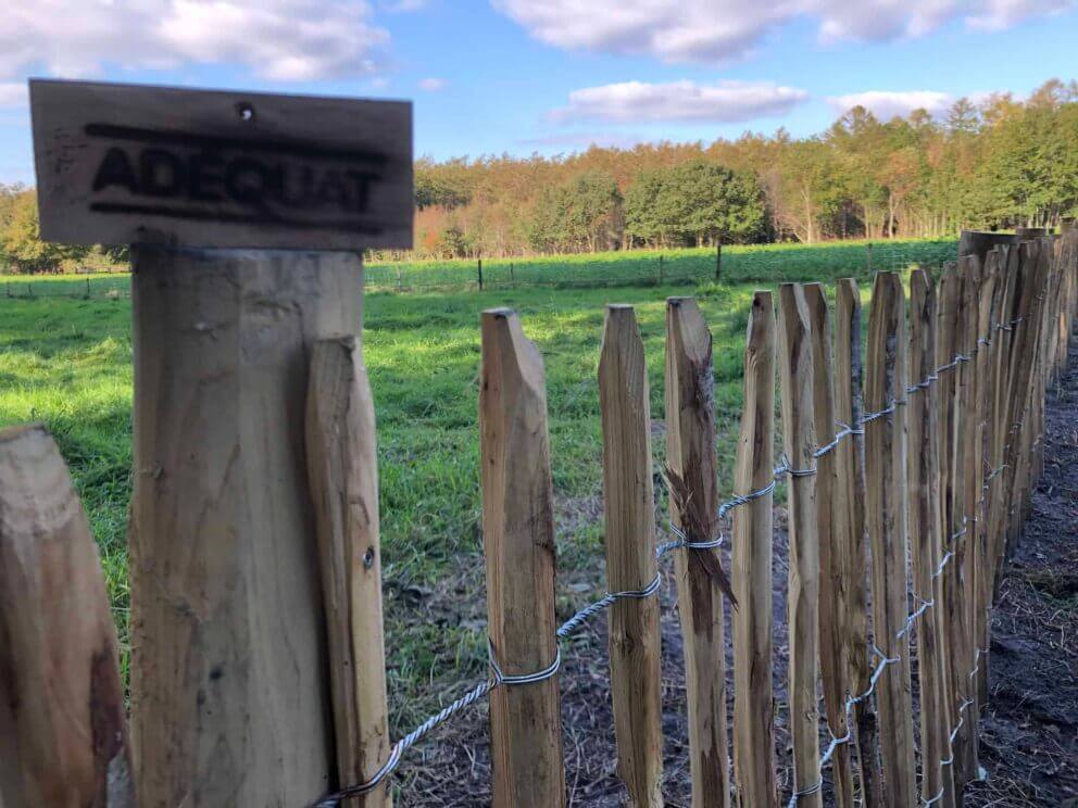 Clôture ganivielle française en bois de châtaignier de 100 cm de hauteur et avec un espacement de 8 cm. entre les lattes.