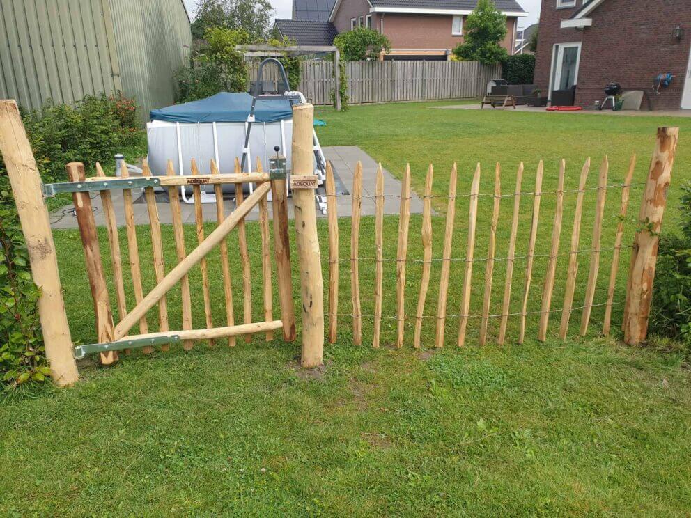 Clôture ganivielle française en bois de châtaignier de 100 cm de hauteur et avec un espacement de 8 cm. entre les lattes.