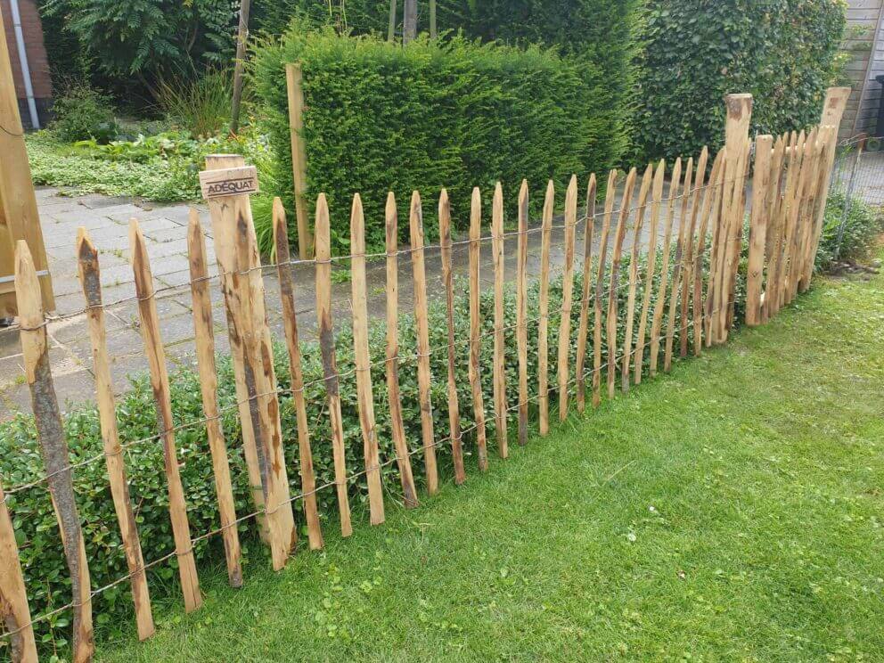 Clôture ganivielle française en bois de châtaignier de 100 cm de hauteur et avec un espacement de 8 cm. entre les lattes.