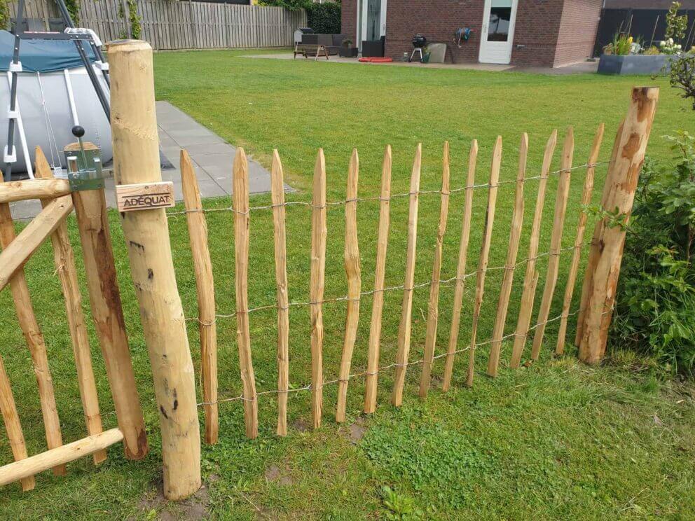 Clôture ganivielle française en bois de châtaignier de 100 cm de hauteur et avec un espacement de 8 cm. entre les lattes.