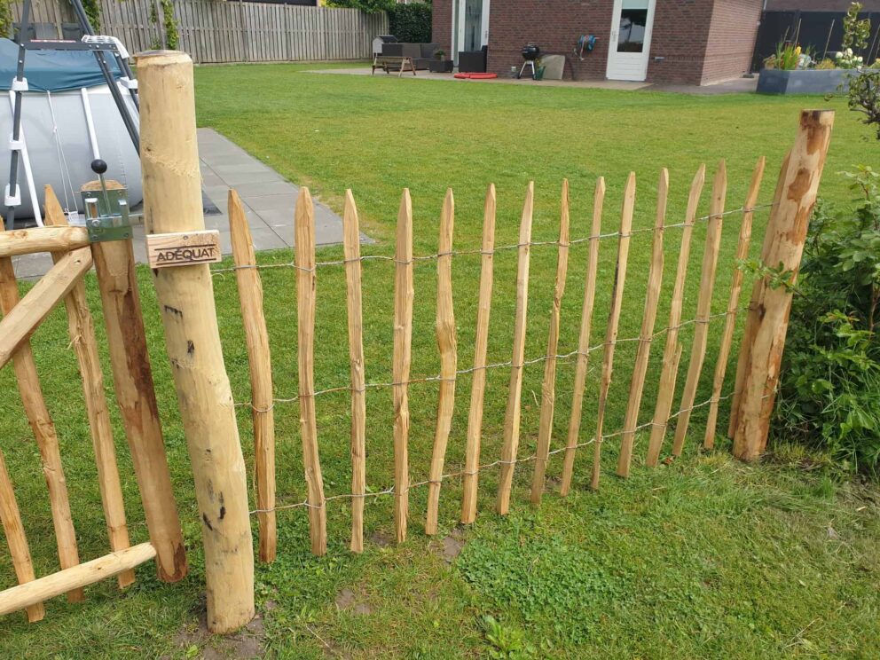 Clôture ganivielle française en bois de châtaignier de 100 cm de hauteur et avec un espacement de 8 cm. entre les lattes.