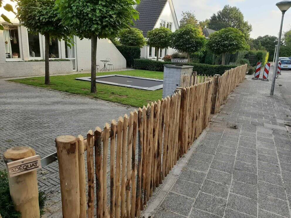 Clôture ganivielle française en bois de châtaignier de 100 cm de hauteur et avec un espacement de 6 cm. entre les lattes.