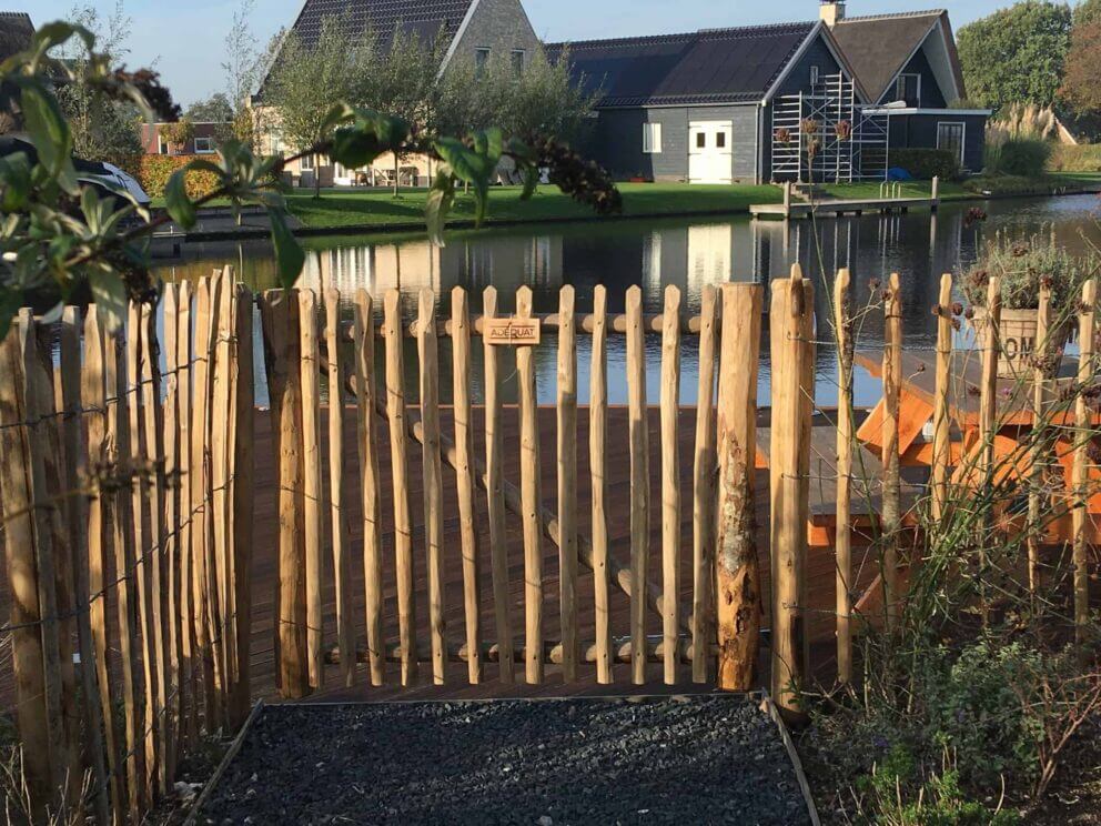 Clôture ganivielle française en bois de châtaignier de 100 cm de hauteur et avec un espacement de 8 cm. entre les lattes. Securise plaque l'eau.