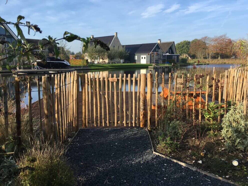 Clôture ganivielle française en bois de châtaignier de 100 cm de hauteur et avec un espacement de 8 cm. entre les lattes.