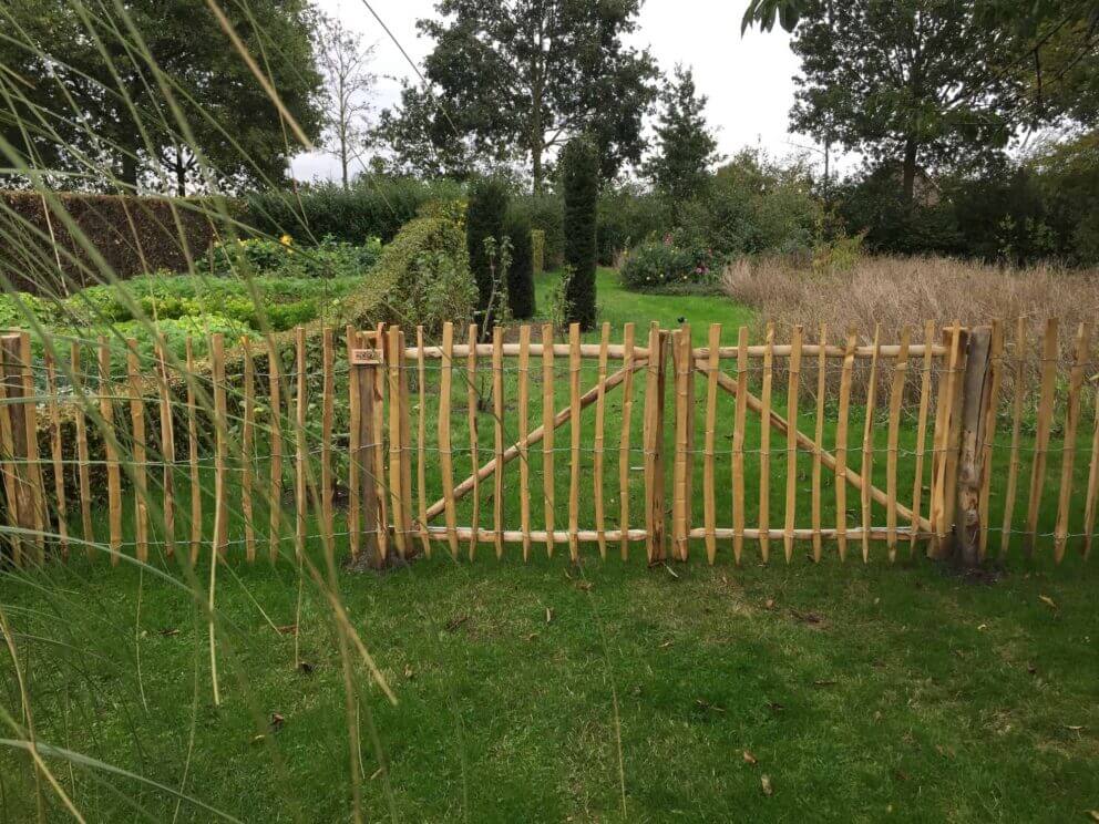 Clôture ganivielle française en bois de châtaignier de 100 cm de hauteur et avec un espacement de 6 cm. entre les lattes.