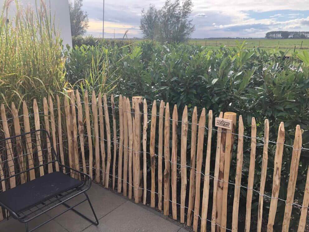 Clôture ganivielle française en bois de châtaignier de 100 cm de hauteur et avec un espacement de 4 cm. entre les lattes.