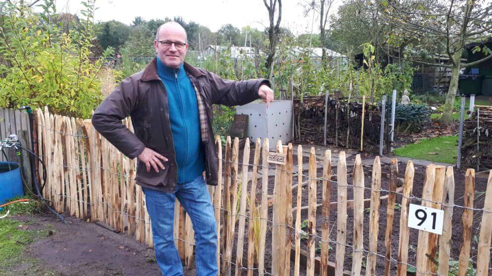 Clôture ganivielle française en bois de châtaignier de 100 cm de hauteur et avec un espacement de 4 cm. entre les lattes.