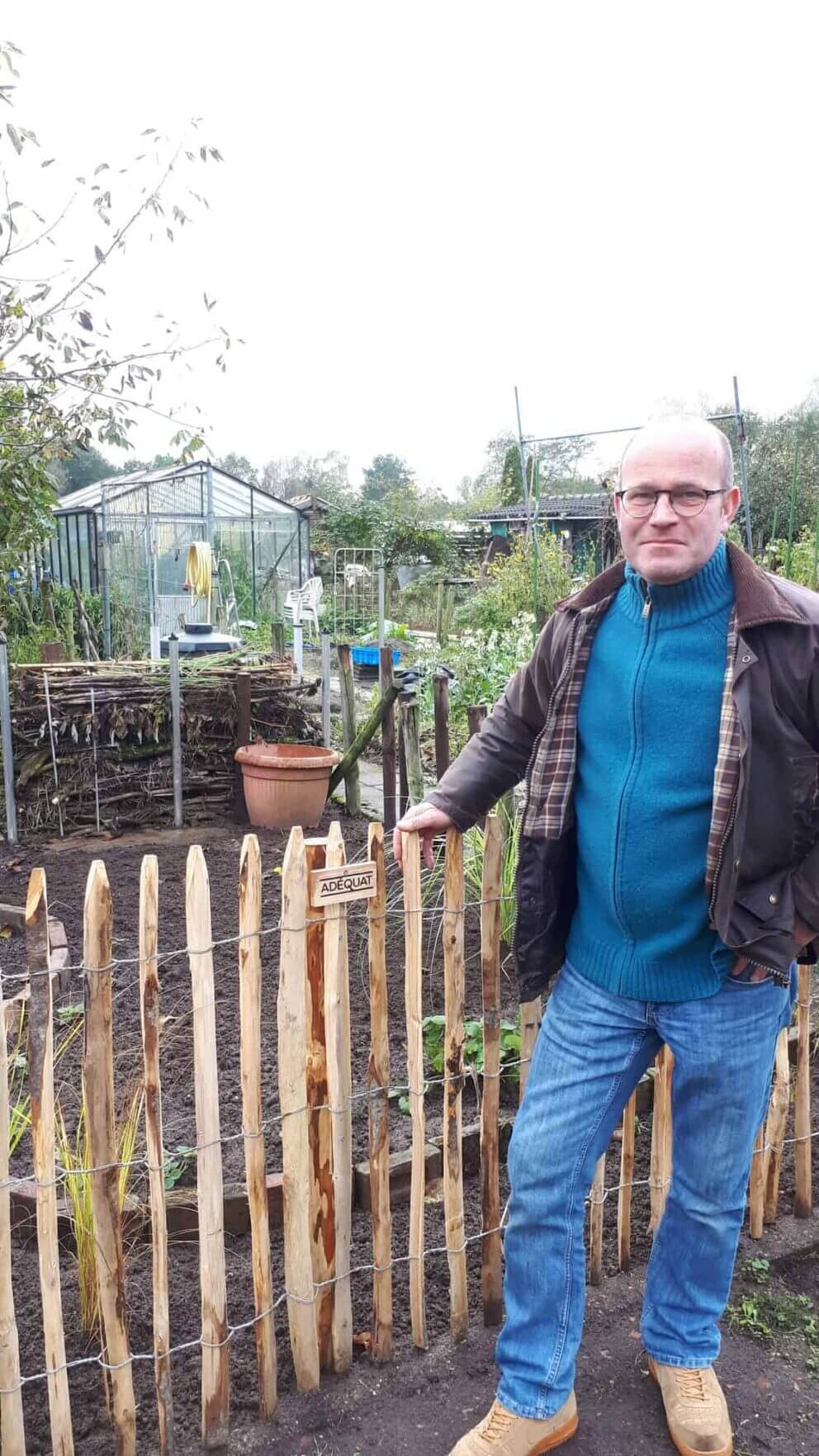 Clôture ganivielle française en bois de châtaignier de 100 cm de hauteur et avec un espacement de 4 cm. entre les lattes.