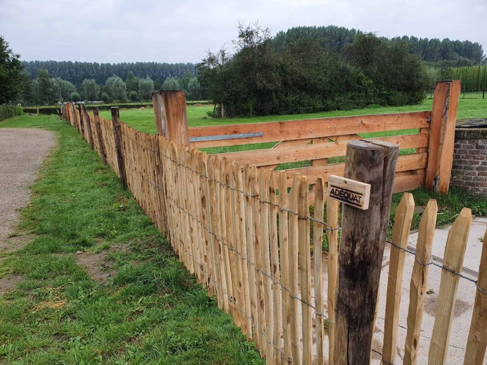 Clôture ganivielle française en bois de châtaignier de 100 cm de hauteur et avec un espacement de 4 cm. entre les lattes.