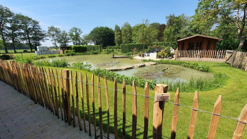 Clôture ganivielle française en bois de châtaignier de 100 cm de hauteur et avec un espacement de 8 cm. entre les lattes.