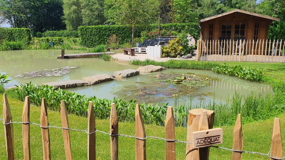 Clôture ganivielle française en bois de châtaignier de 100 cm de hauteur et avec un espacement de 8 cm. entre les lattes.