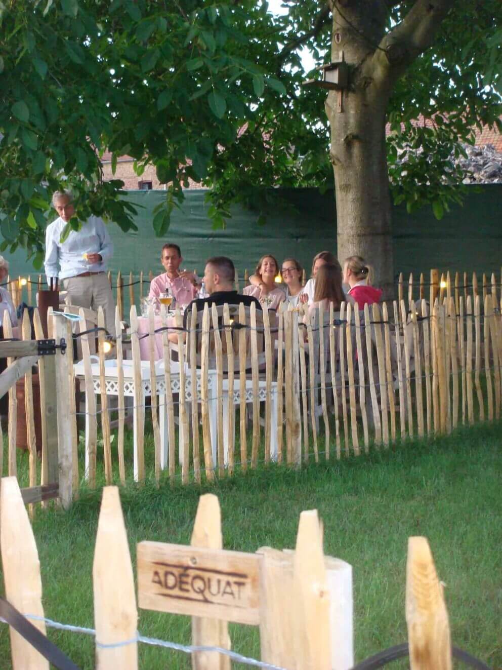 Clôture ganivielle française en bois de châtaignier de 100 cm de hauteur et avec un espacement de 6 cm. entre les lattes.