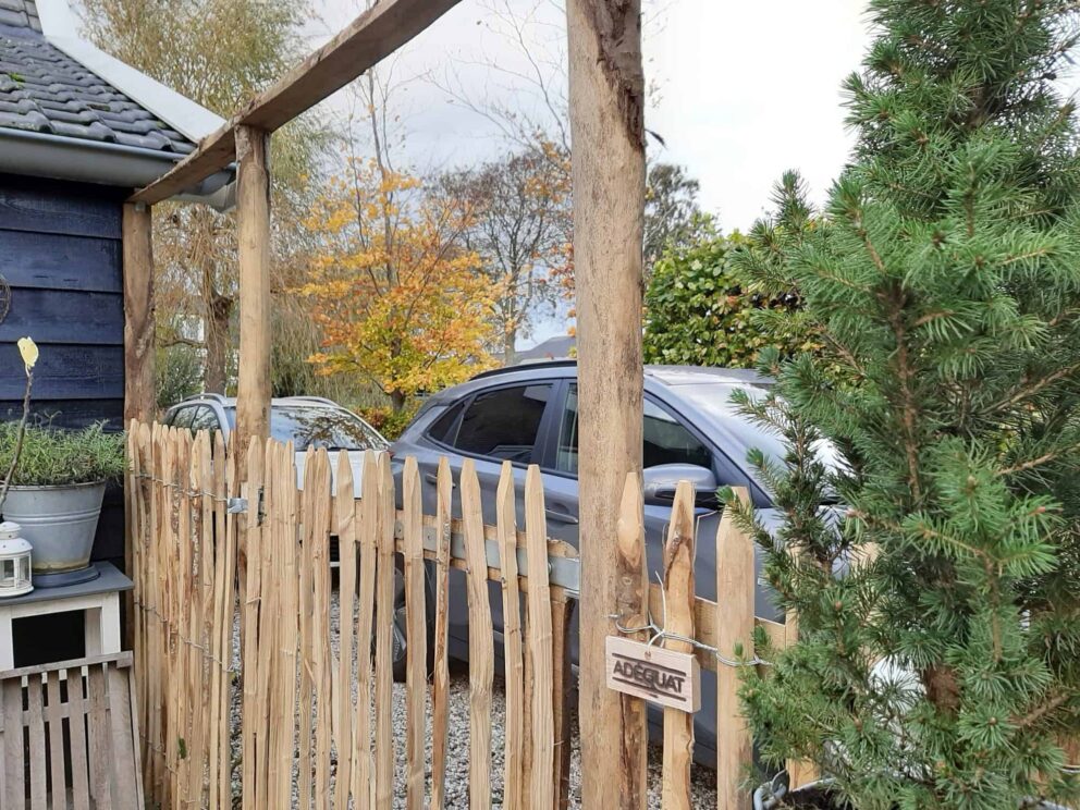 Clôture ganivielle française en bois de châtaignier de 120 cm de hauteur et avec un espacement de 4 cm. entre les lattes.