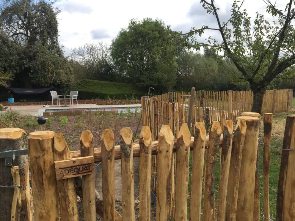 Clôture ganivielle française en bois de châtaignier de 120 cm de hauteur et avec un espacement de 6 cm. entre les lattes.