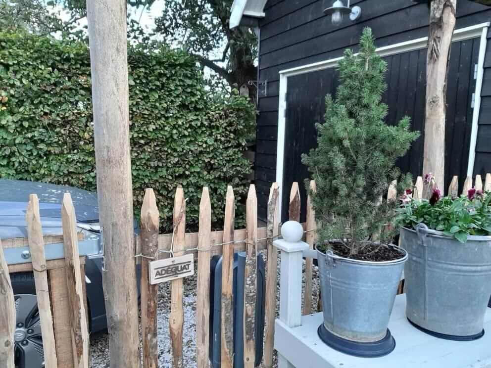 Clôture ganivielle française en bois de châtaignier de 120 cm de hauteur et avec un espacement de 4 cm. entre les lattes.