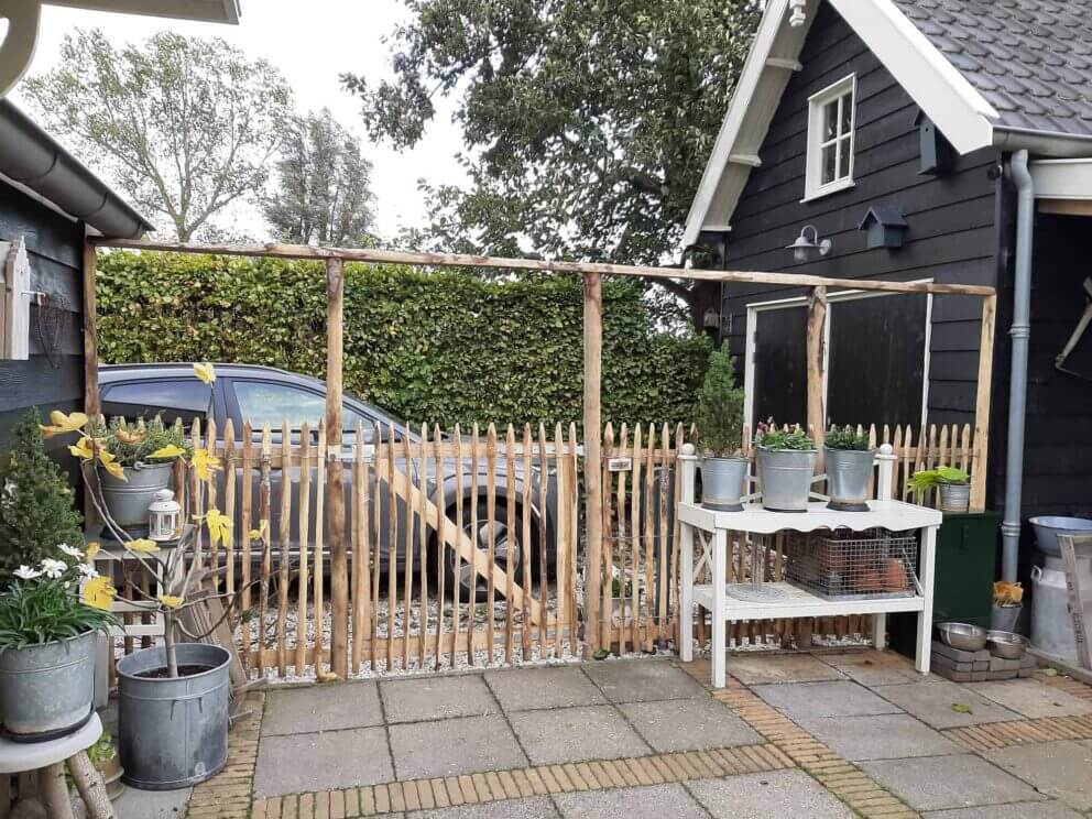 Clôture ganivielle française en bois de châtaignier de 120 cm de hauteur et avec un espacement de 4 cm. entre les lattes.