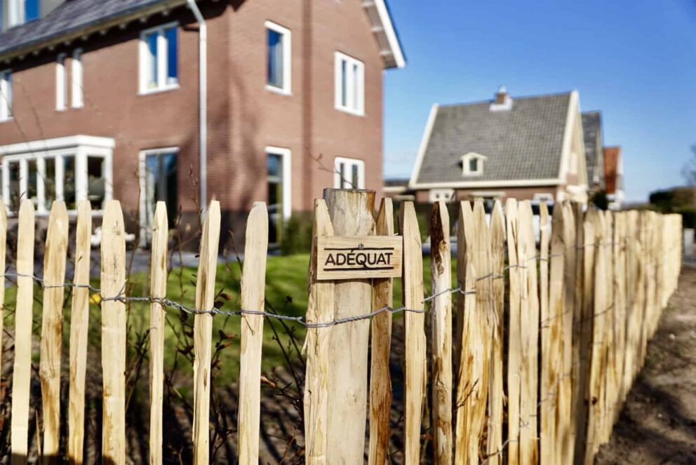 Clôture ganivielle française en bois de châtaignier de 120 cm de hauteur et avec un espacement de 8 cm. entre les lattes.