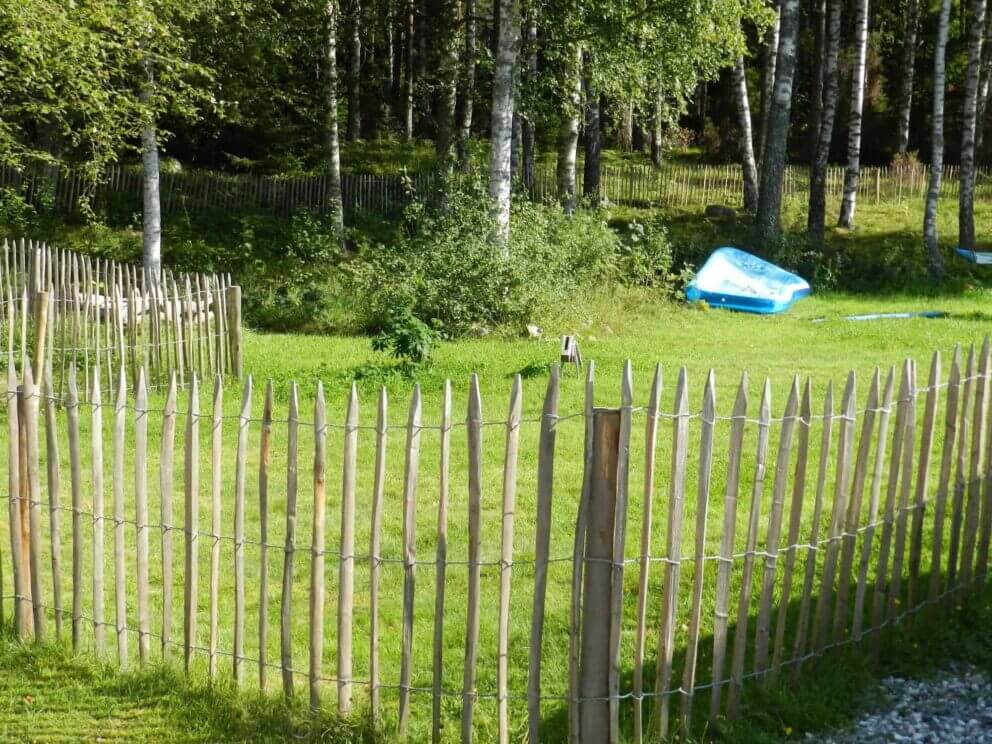 Clôture ganivielle française en bois de châtaignier de 100 cm de hauteur et avec un espacement de 8 cm. entre les lattes.