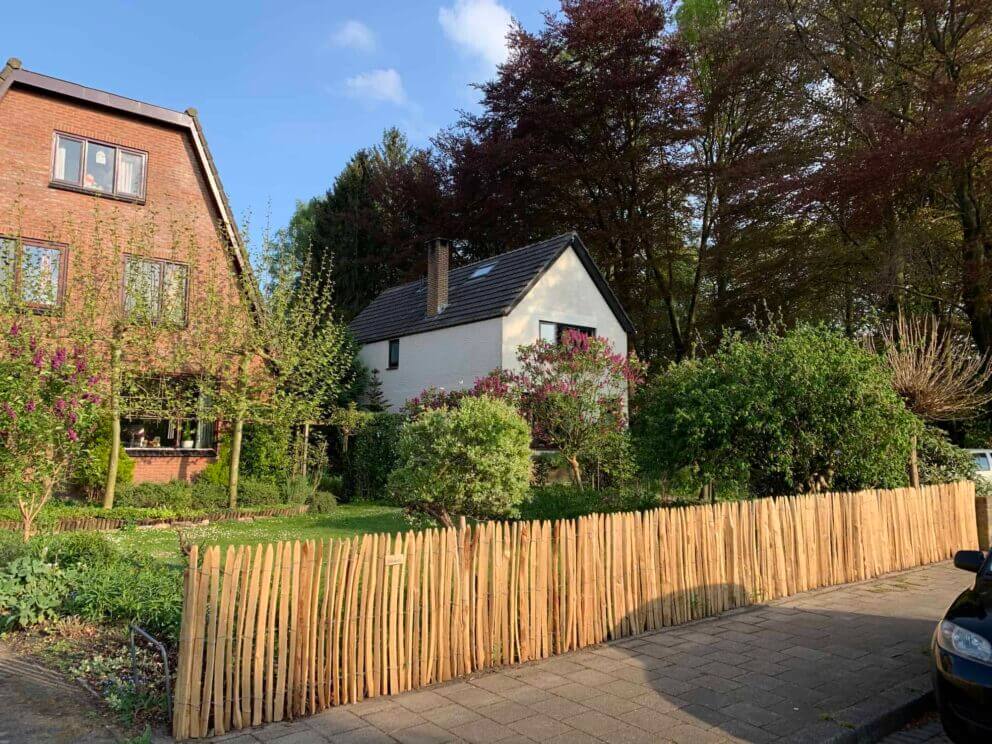 Clôture ganivielle française en bois de châtaignier de 100 cm de hauteur et avec un espacement de 2 cm. entre les lattes.