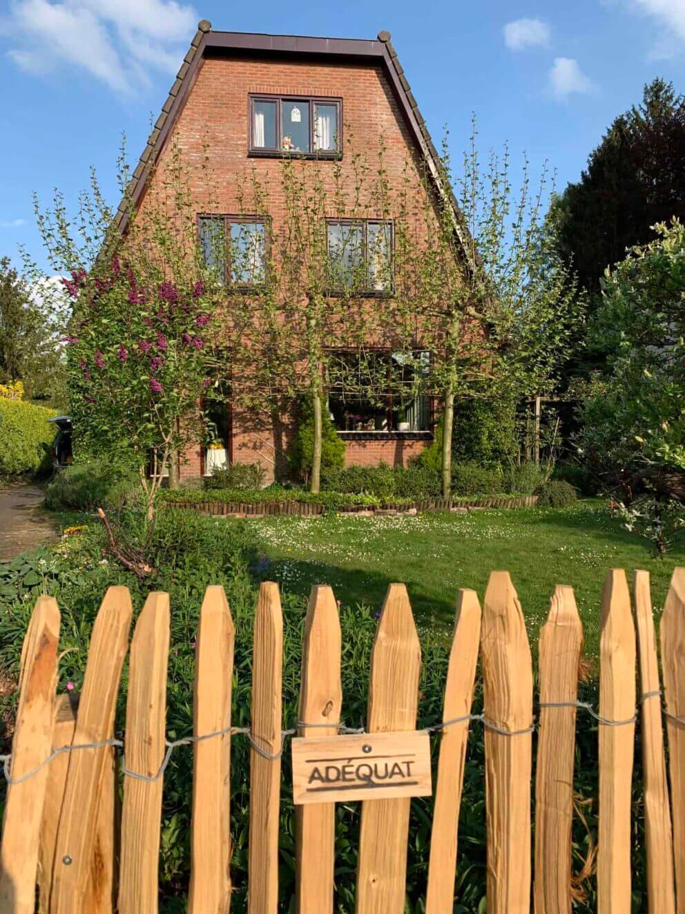 Clôture ganivielle française en bois de châtaignier de 100 cm de hauteur et avec un espacement de 2 cm. entre les lattes.