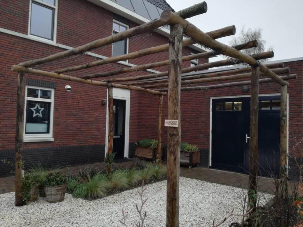 Pergola van kastanjehouten palen 10-12 en 7-9 cm | Adéquat