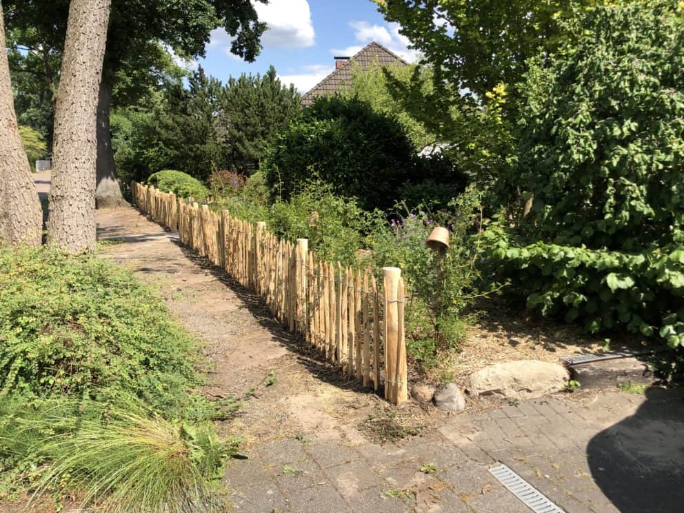 Frans schapenhek van kastanjehout met een hoogte van 80 cm en een latafstand van 6 cm