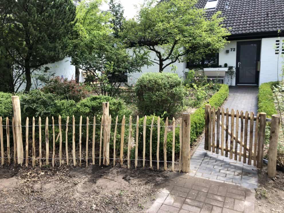 Schapenhek van 80 cm hoog met latafstand 6 cm en een raamwerkpoort van 100 cm breed bij 80 cm hoog als omheining en doorgang bij de voortuin van een huis.