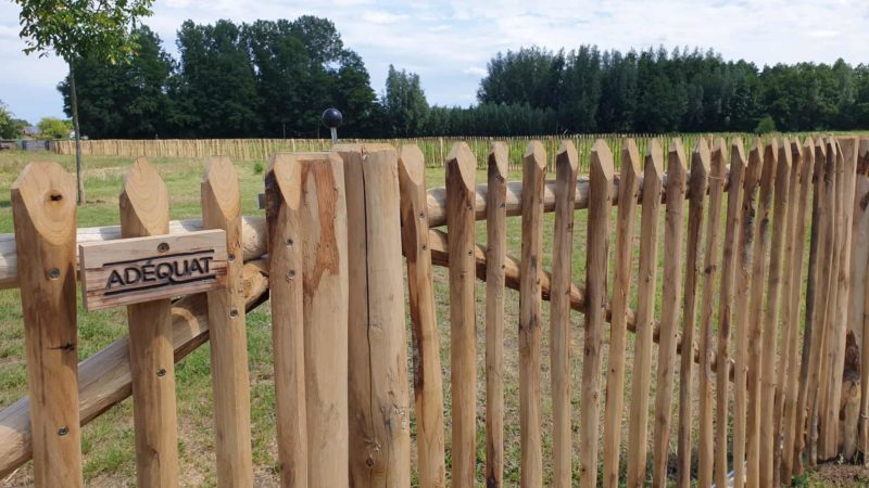 Kastanjehouten schapenhek 100 cm en een latafstand van 6 cm met een dubbele-rondhoutpoort op maat van-180-B-x-100-cm-hoog-per-poortdeel. Adequat