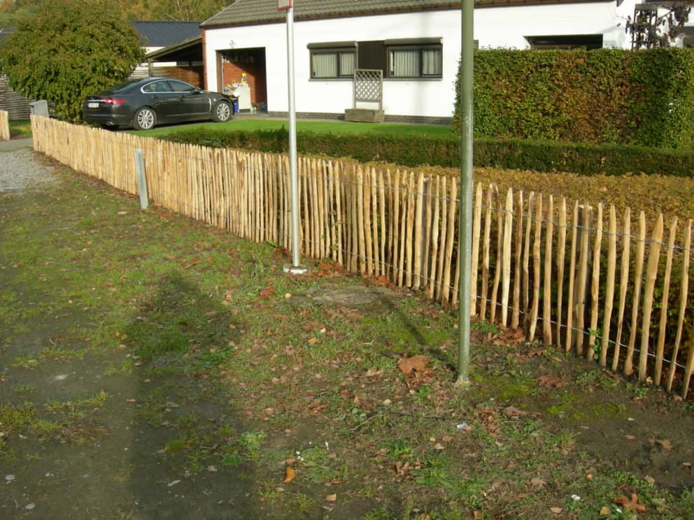 Frans schapenhek van kastanjehout met een hoogte van 80 cm en een latafstand van 4 cm