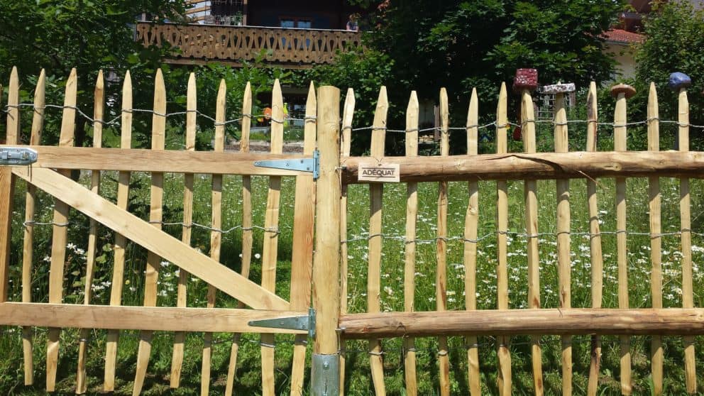 Schapenhek van 100 cm hoog met een latafstand van 6 cm en een zelfgemaakte raamwerkpoort